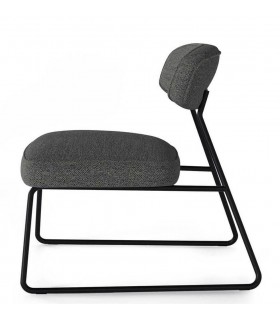 Butaca moderna compacta en tela gris oscuro con patas metálicas mdmhogar1