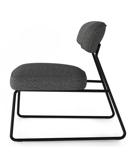 Butaca moderna compacta en tela gris oscuro con patas metálicas mdmhogar1