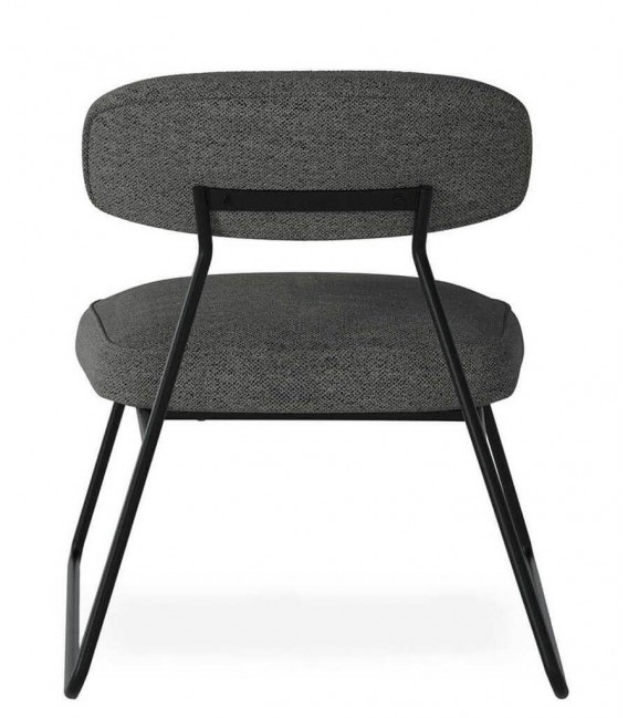Butaca moderna compacta en tela gris oscuro con patas metálicas mdmhogar3