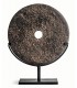 Figura decorativa redonda de piedra natural sobre base de metal negro Mdmhogar