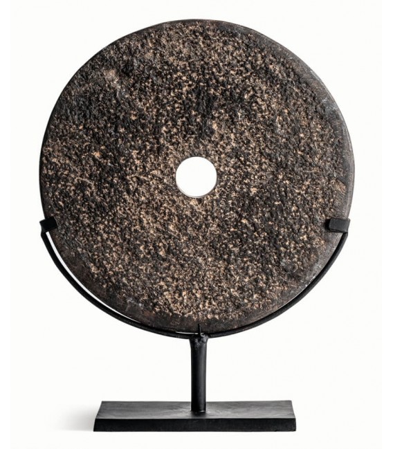 Figura decorativa redonda de piedra natural sobre base de metal negro Mdmhogar