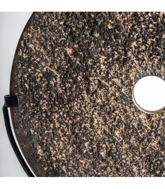 Figura decorativa redonda de piedra natural sobre base de metal negro