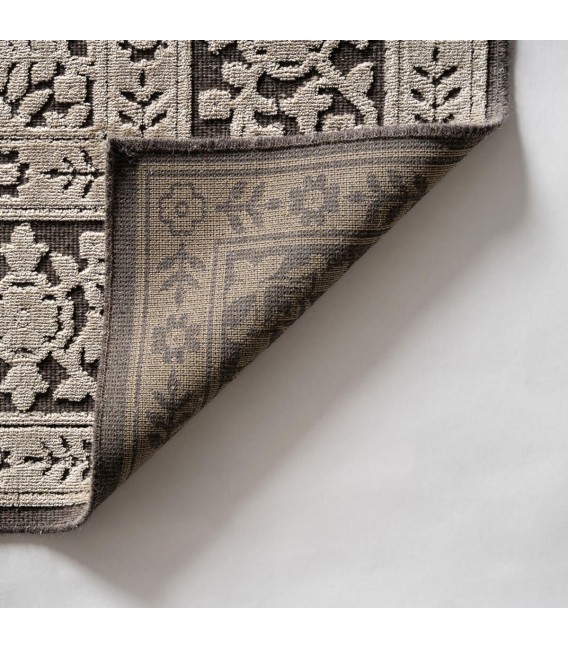 Alfombra XXL clásica en viscosa con relieve beige y fondo gris oscuro4