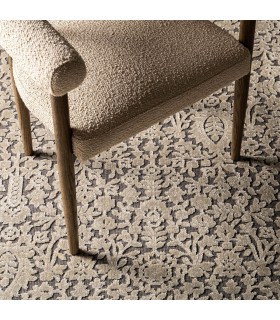 Alfombra XXL clásica en viscosa con relieve beige y fondo gris oscuro1