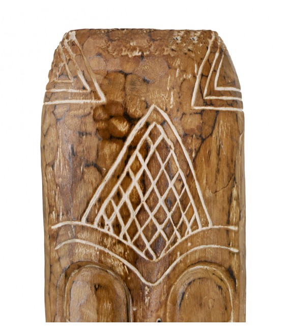 Figura tribal alta de madera natural tallada con detalles en blanco1
