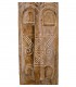 Figura tribal alta de madera natural tallada con detalles en blanco2
