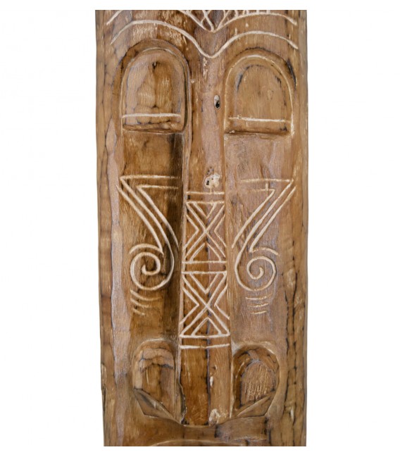 Figura tribal alta de madera natural tallada con detalles en blanco2