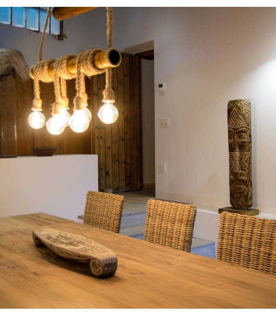 Figura tribal alta de madera natural tallada con detalles en blanco