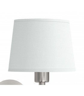 Aplique de pared cromado con pantalla blanca de tela, estilo moderno.