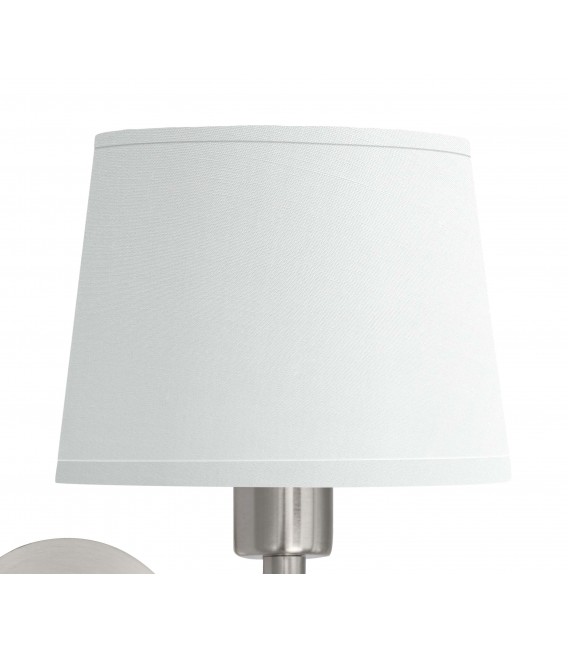 Aplique de pared cromado con pantalla blanca de tela, estilo moderno.