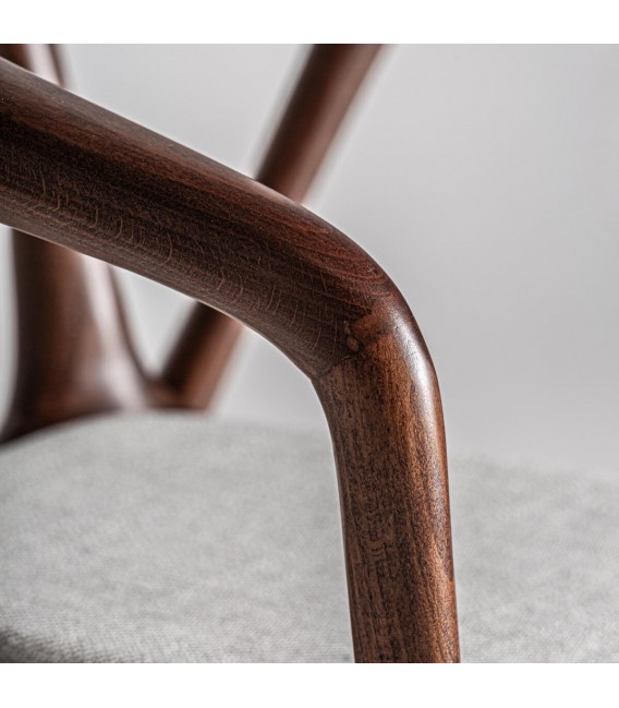 Silla de haya color nogal y asiento gris. Elegante, cómoda y actual.3