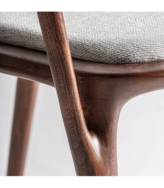 Silla de haya color nogal y asiento gris. Elegante, cómoda y actual.4