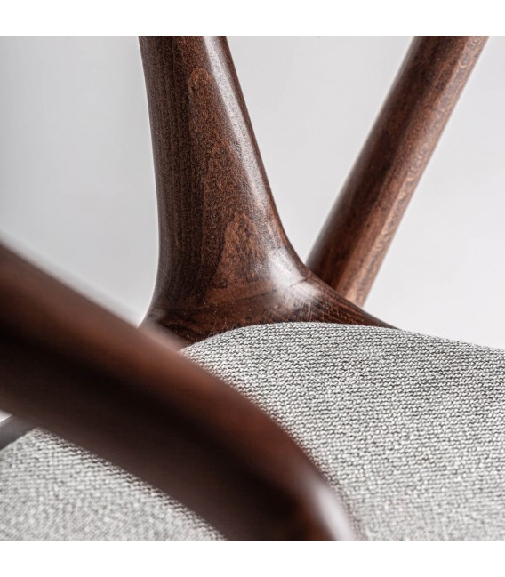 Silla de haya color nogal y asiento gris. Elegante, cómoda y actual.6