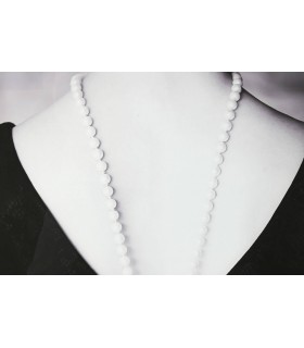 Cuadro vertical grande en blanco y negro con imagen de perlas clásicas.