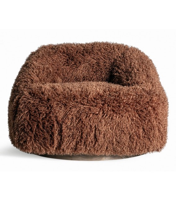 Sillón grande marrón con textura pelo largo. Confort alpino.