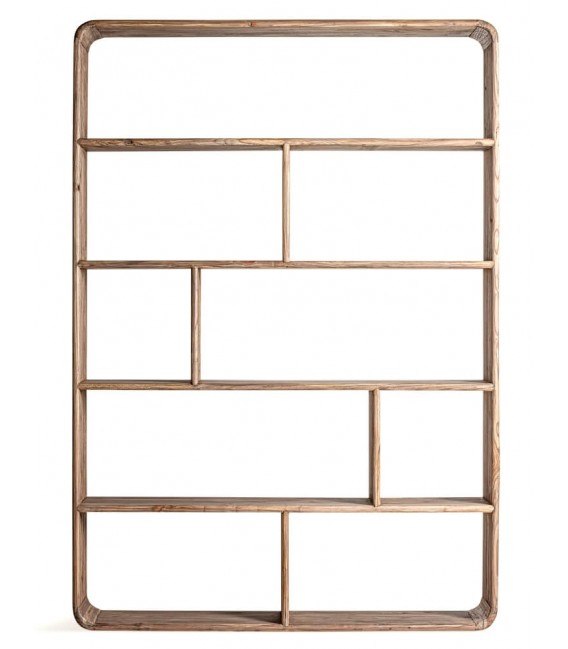 Estantería de madera reciclada estilo colonial con acabado natural.