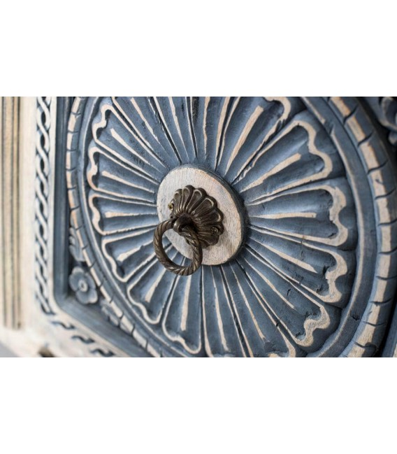 Aparador étnico de mango tallado en blanco y azul con 3 puertas.4