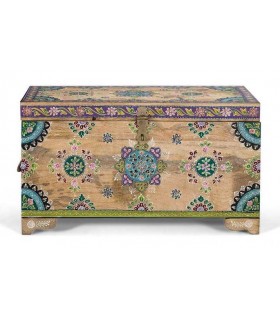 Baúl étnico de madera maciza pintado a mano con vivos colores.
