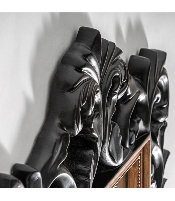 Espejo vestidor grande vertical con marco calado negro y oro clásico.