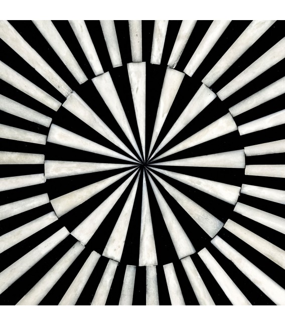 Cómoda art decó negra con tirador de hueso blanco y patas doradas. 5