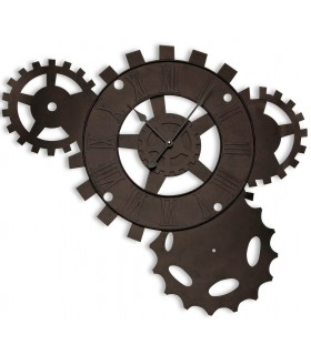 Reloj de pared con engranajes metálicos y acabado óxido industrial.