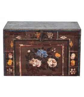 Baúl antiguo oriental de madera maciza decorada a mano y bronce.