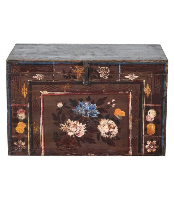 Baúl antiguo oriental de madera maciza decorada a mano y bronce.