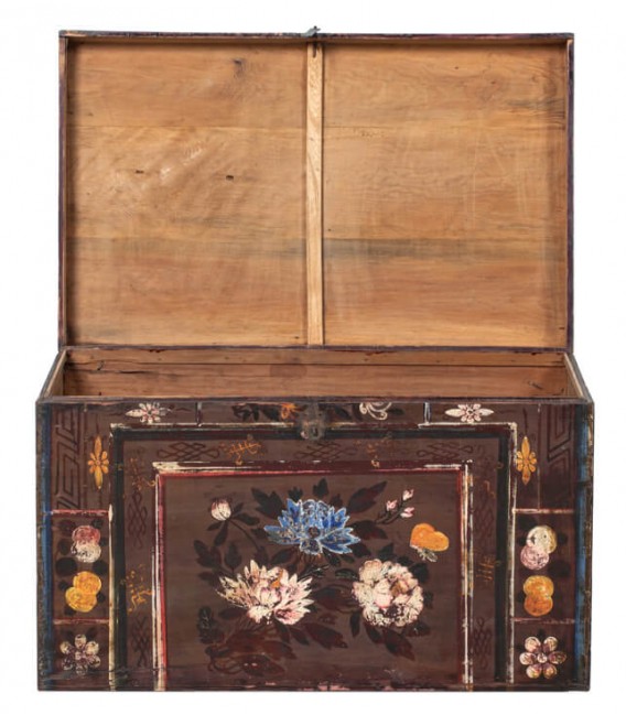 Baúl antiguo oriental de madera maciza decorada a mano y bronce.1