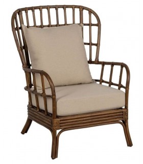 Butaca cómoda colonial de ratán con cojines beige desenfundables.