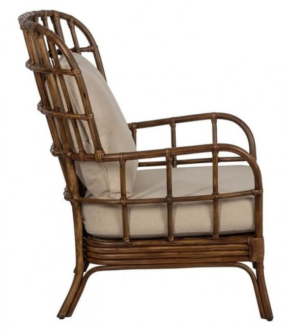 Butaca cómoda colonial de ratán con cojines beige desenfundables.1