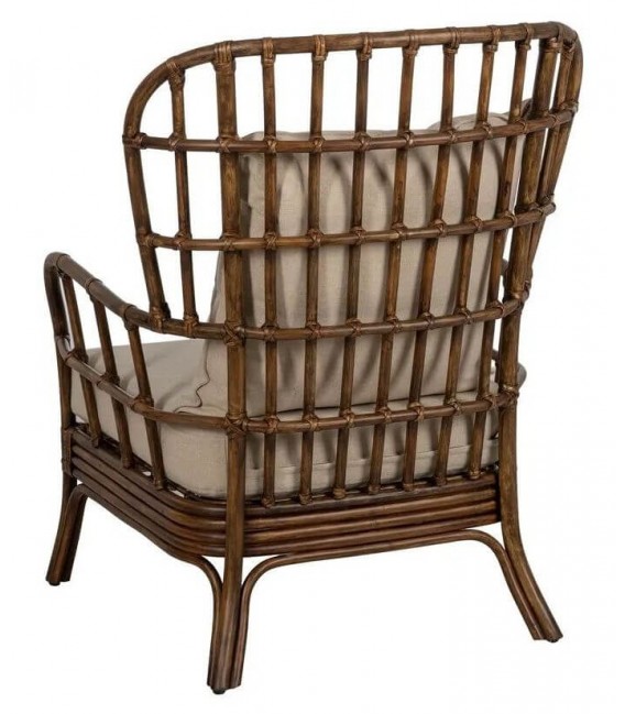 Butaca cómoda colonial de ratán con cojines beige desenfundables.2