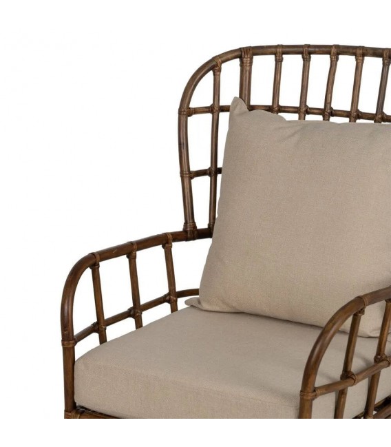 Butaca cómoda colonial de ratán con cojines beige desenfundables.3
