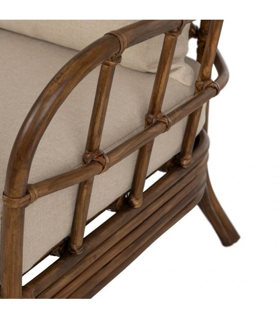 Butaca cómoda colonial de ratán con cojines beige desenfundables.4