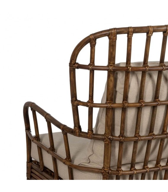 Butaca cómoda colonial de ratán con cojines beige desenfundables.5