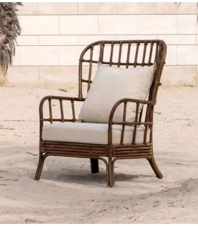 Butaca cómoda colonial de ratán con cojines beige desenfundables. Mdmhogar