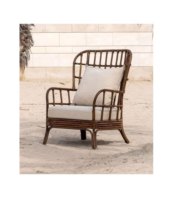 Butaca cómoda colonial de ratán con cojines beige desenfundables. Mdmhogar