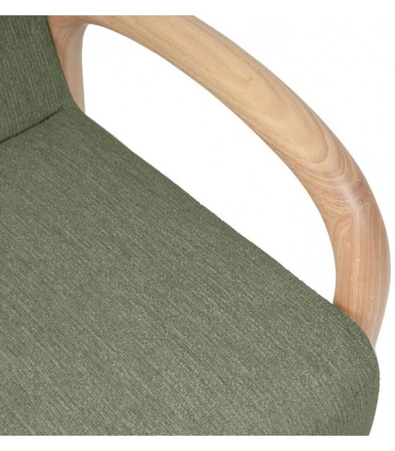 Butaca nórdica tapizada en verde con estructura de madera natural.4