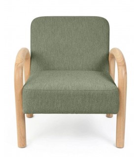 Butaca nórdica tapizada en verde con estructura de madera natural.