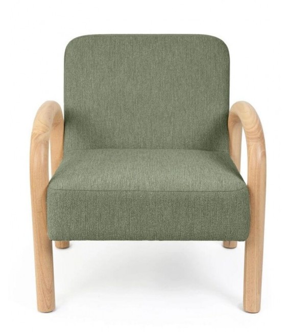 Butaca nórdica tapizada en verde con estructura de madera natural.