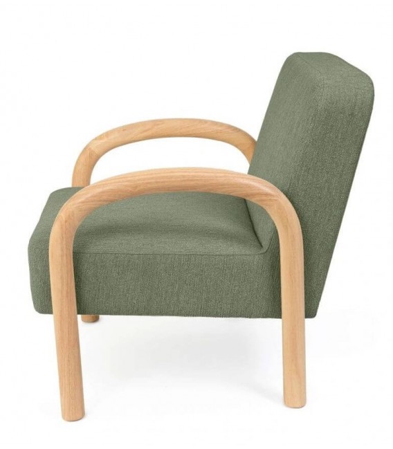 Butaca nórdica tapizada en verde con estructura de madera natural.1