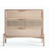 Cómoda de madera fresno y ratán natural con tres cajones funcionales.