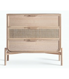 Cómoda de madera fresno y ratán natural con tres cajones funcionales.