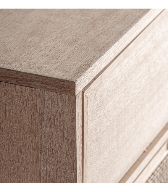 Cómoda de madera fresno y ratán natural con tres cajones funcionales.1