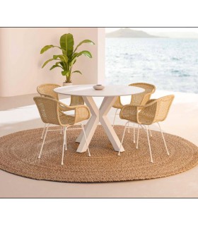Sillón de comedor en metal blanco y ratán natural, estilo colonial.
