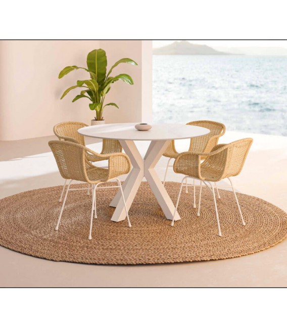 Sillón de comedor en metal blanco y ratán natural, estilo colonial.