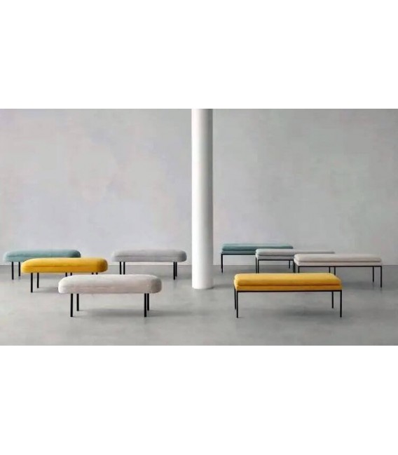 Banco tapizado chenilla gris patas metálicas negras, estilo moderno.4