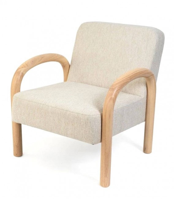 Butaca nórdica con estructura de madera y tapizado en chenilla beige. Mdmhogar