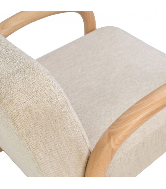 Butaca nórdica con estructura de madera y tapizado en chenilla beige.4