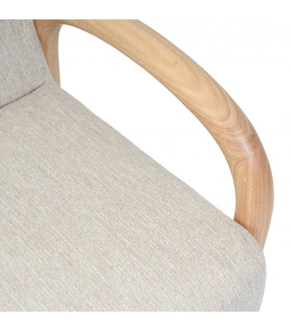 Butaca nórdica con estructura de madera y tapizado en chenilla beige.5