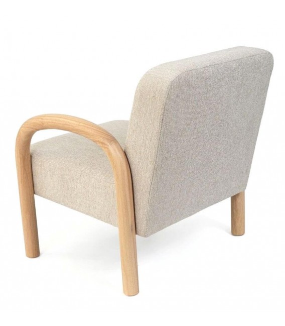 Butaca nórdica con estructura de madera y tapizado en chenilla beige.3